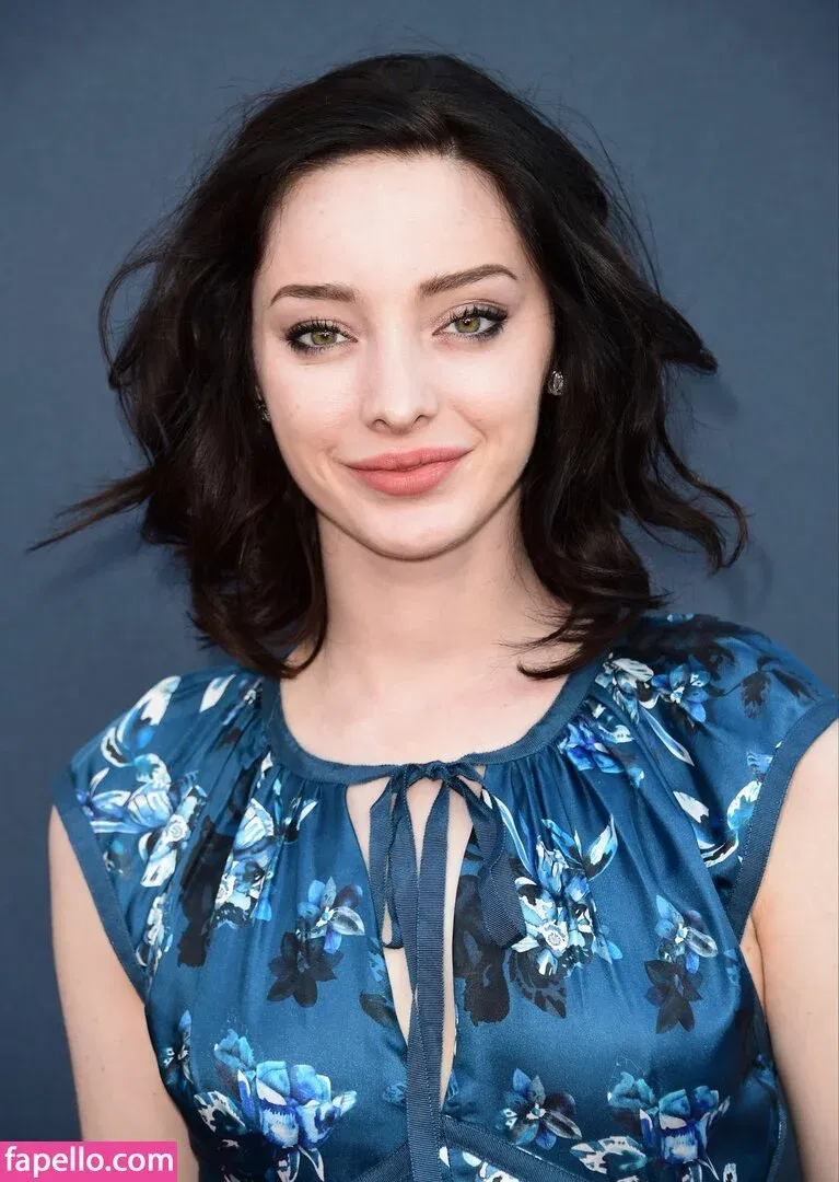 Emma Dumont Onlyfans Photo Gallery 