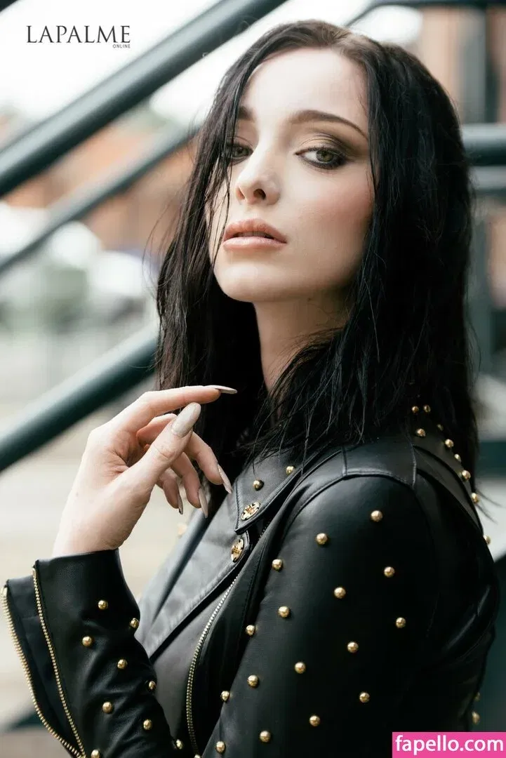 Emma Dumont Onlyfans Photo Gallery 