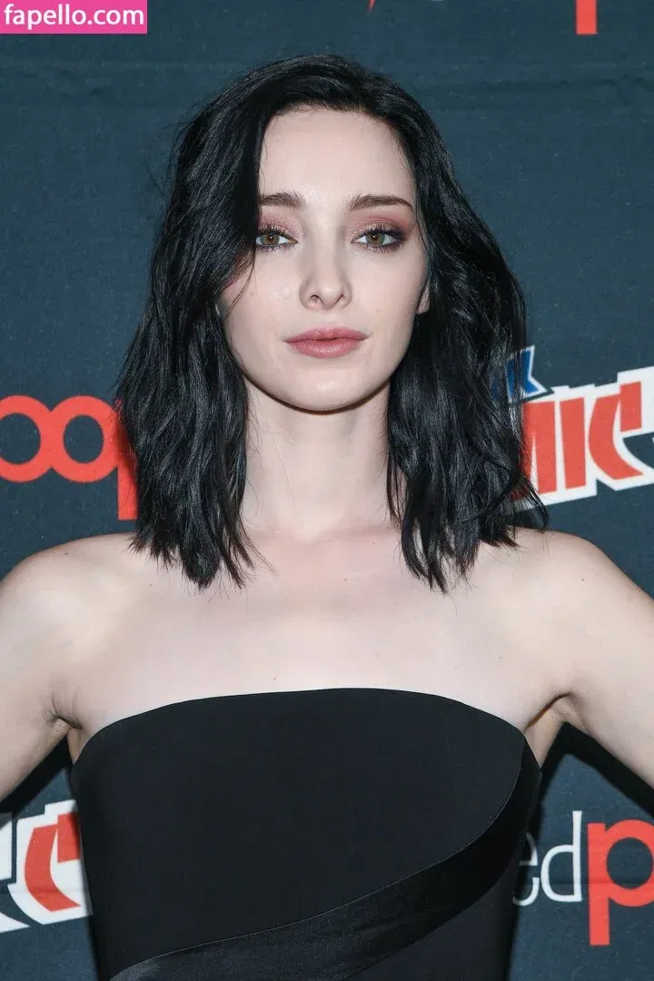 Emma Dumont Onlyfans Photo Gallery 