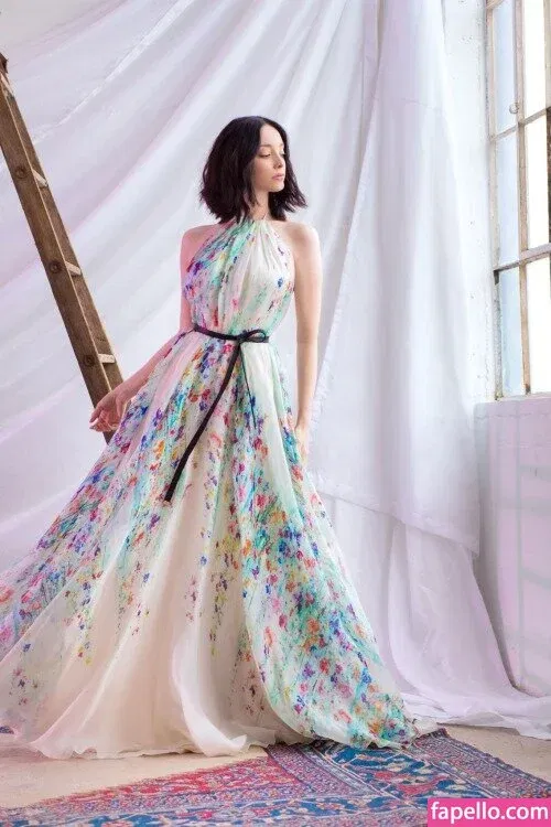 Emma Dumont Onlyfans Photo Gallery 