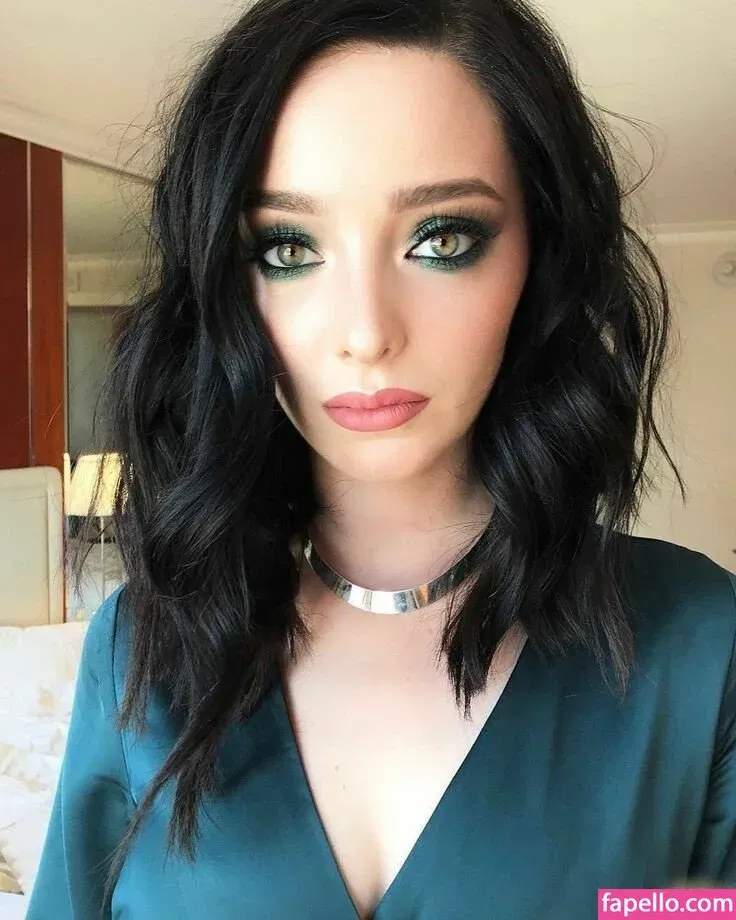 Emma Dumont Onlyfans Photo Gallery 