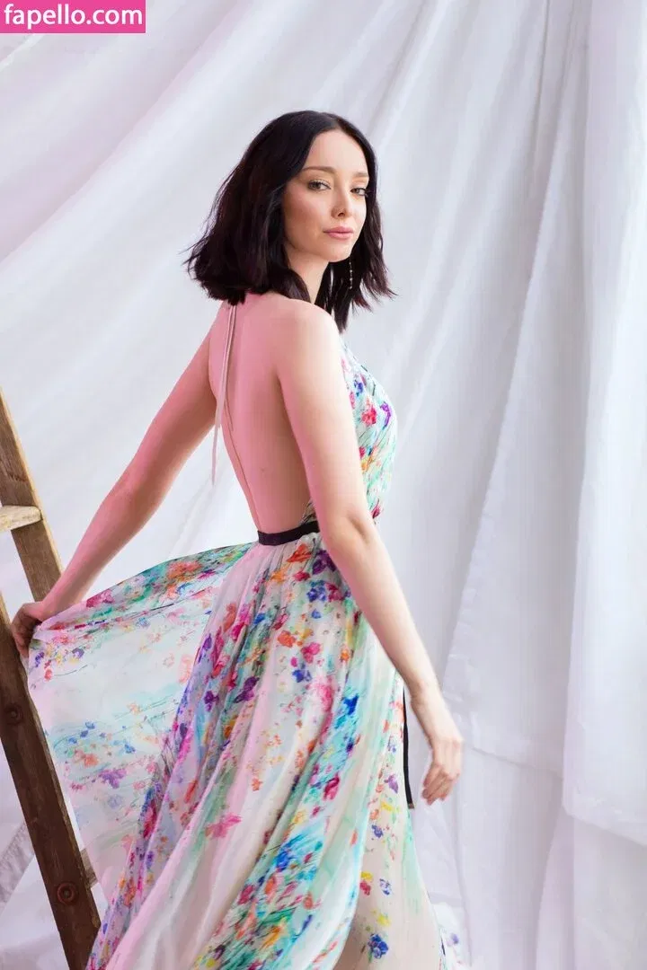 Emma Dumont Onlyfans Photo Gallery 