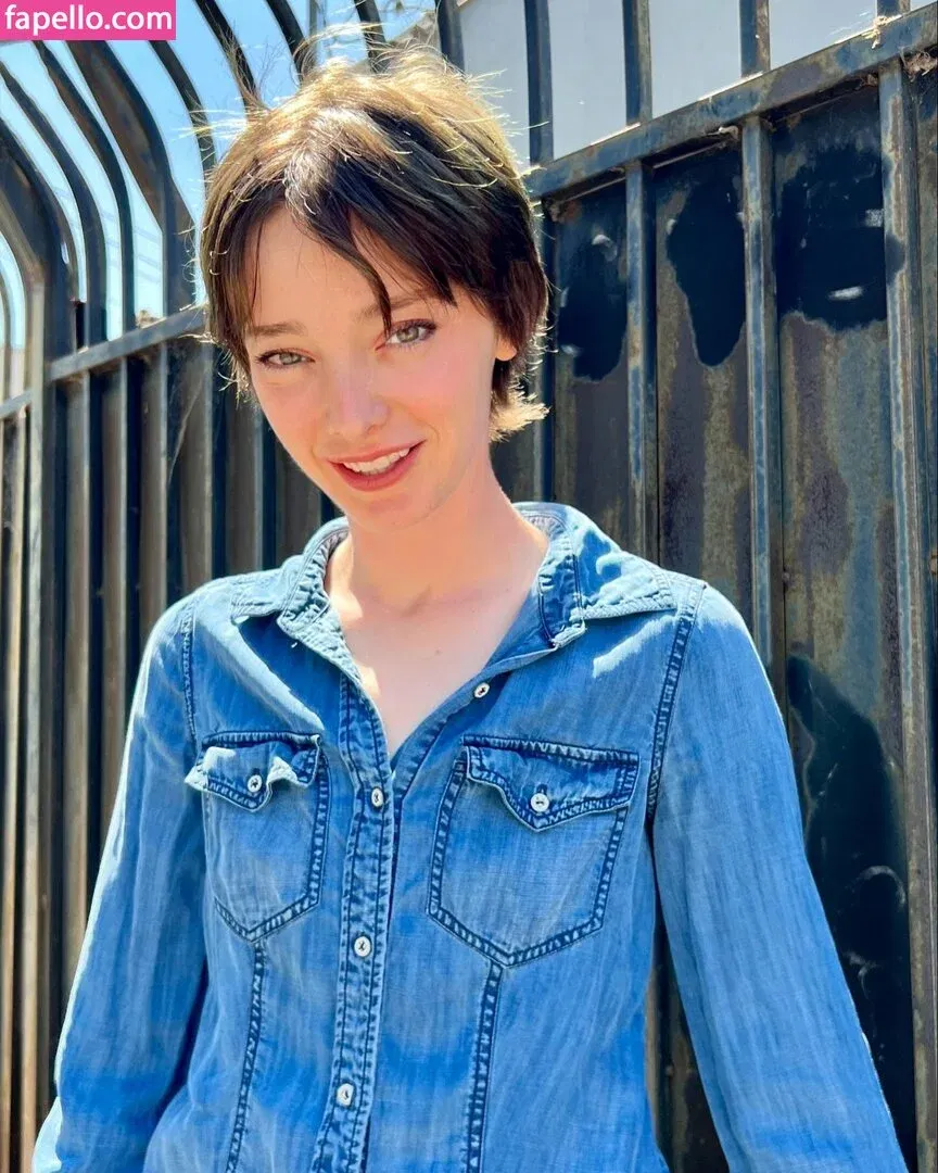Emma Dumont Onlyfans Photo Gallery 