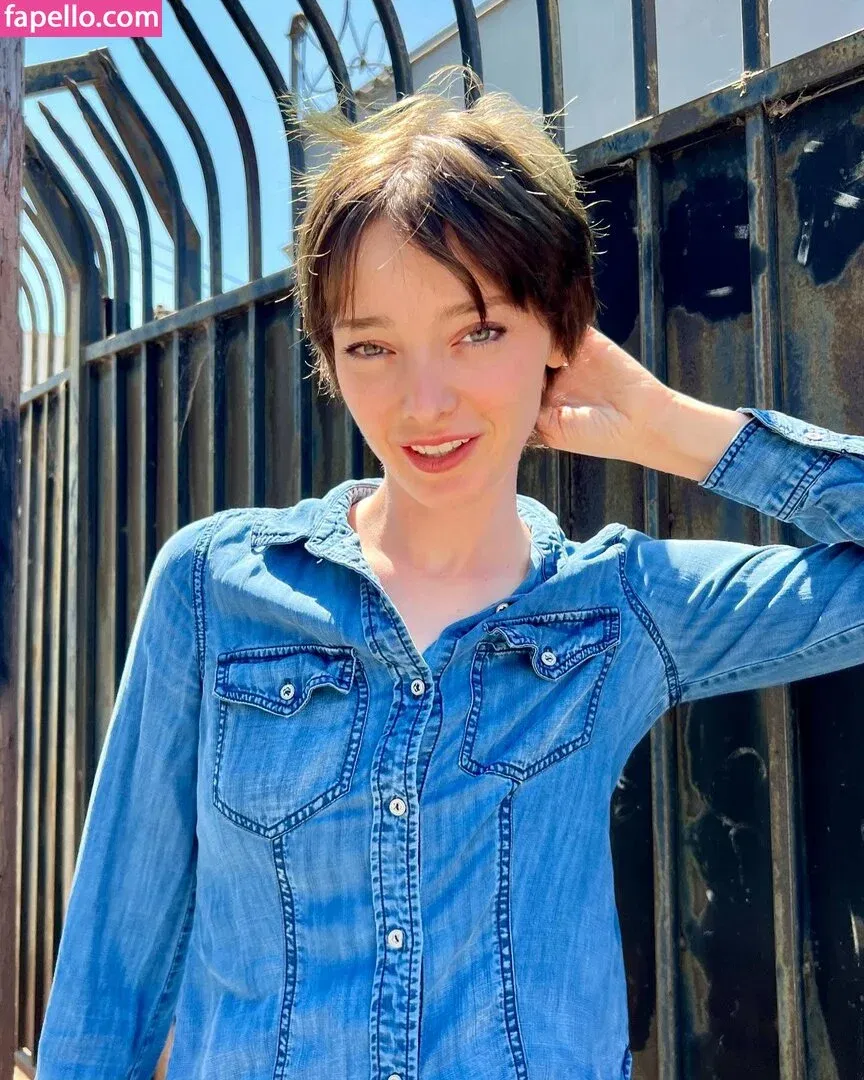 Emma Dumont Onlyfans Photo Gallery 