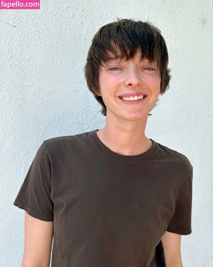 Emma Dumont Onlyfans Photo Gallery 