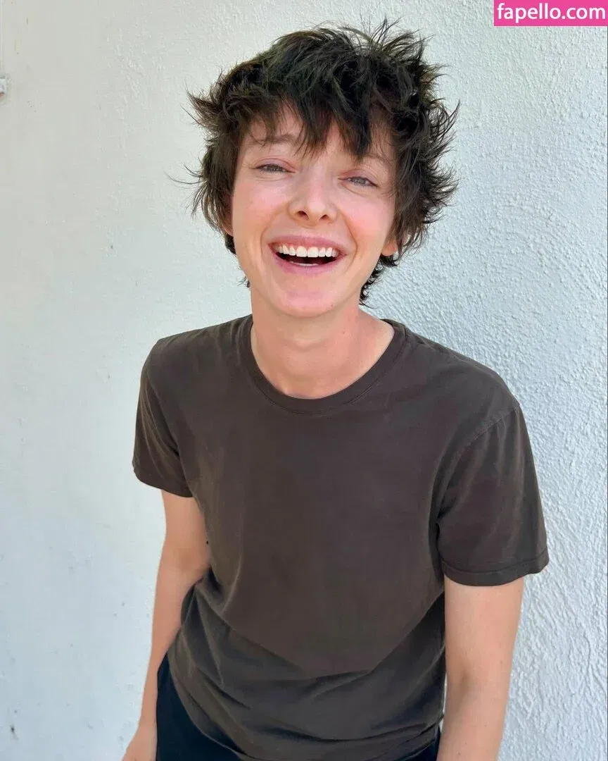 Emma Dumont Onlyfans Photo Gallery 