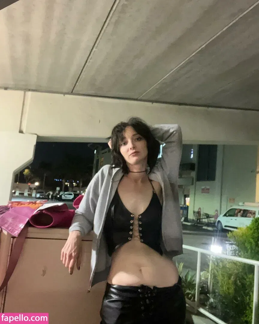 Emma Dumont Onlyfans Photo Gallery 