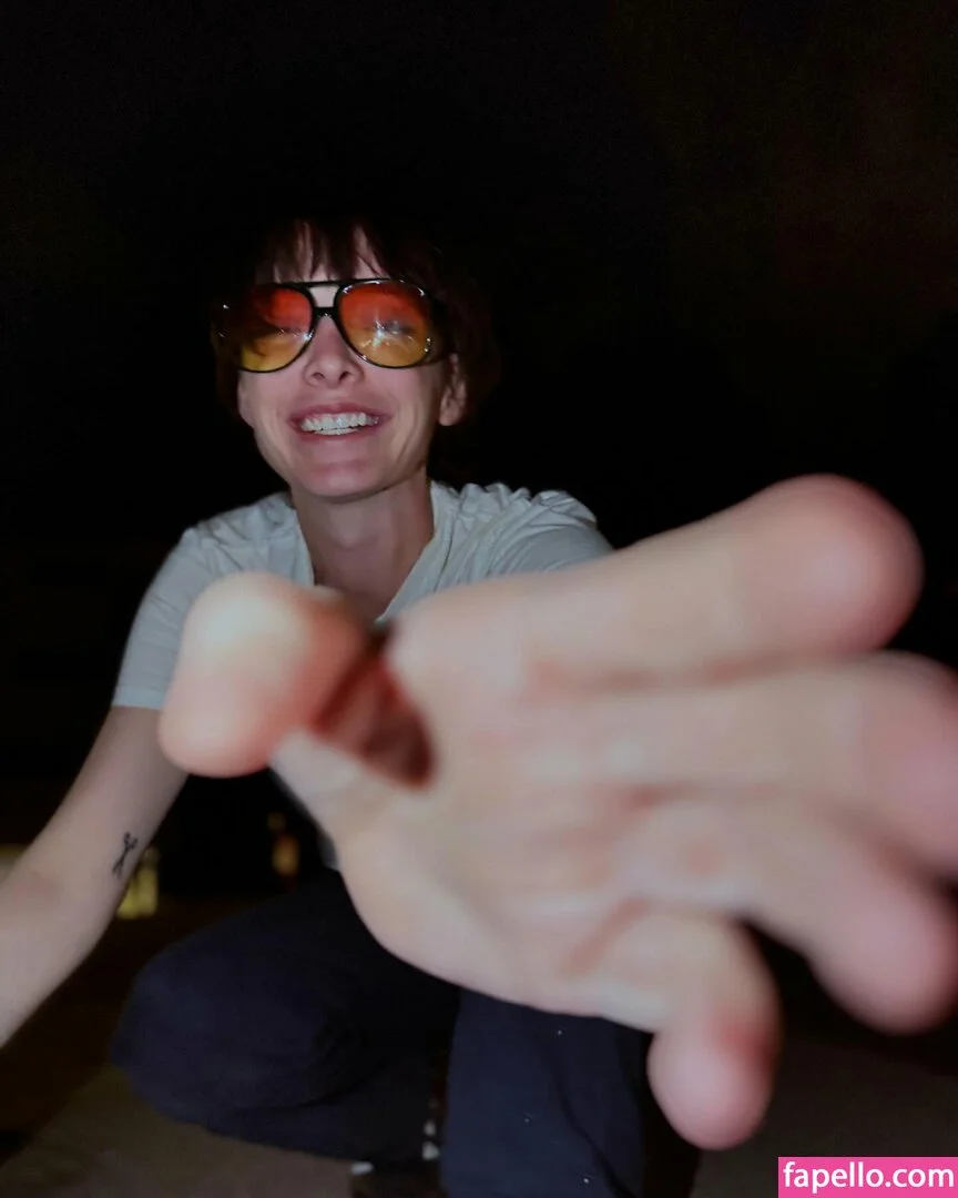 Emma Dumont Onlyfans Photo Gallery 