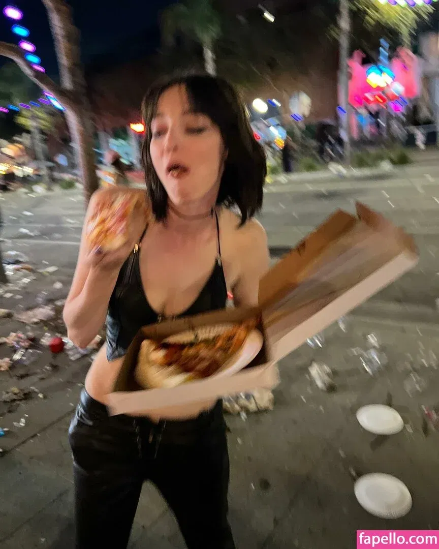 Emma Dumont Onlyfans Photo Gallery 