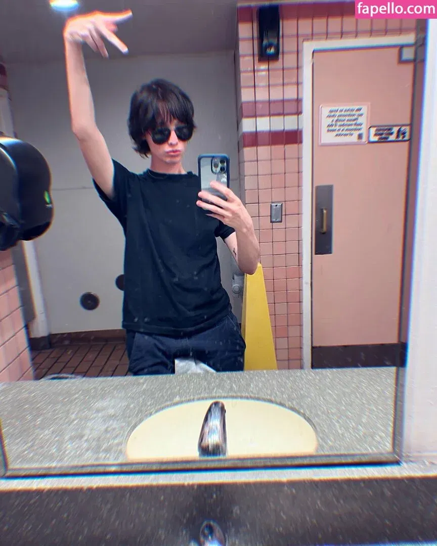 Emma Dumont Onlyfans Photo Gallery 