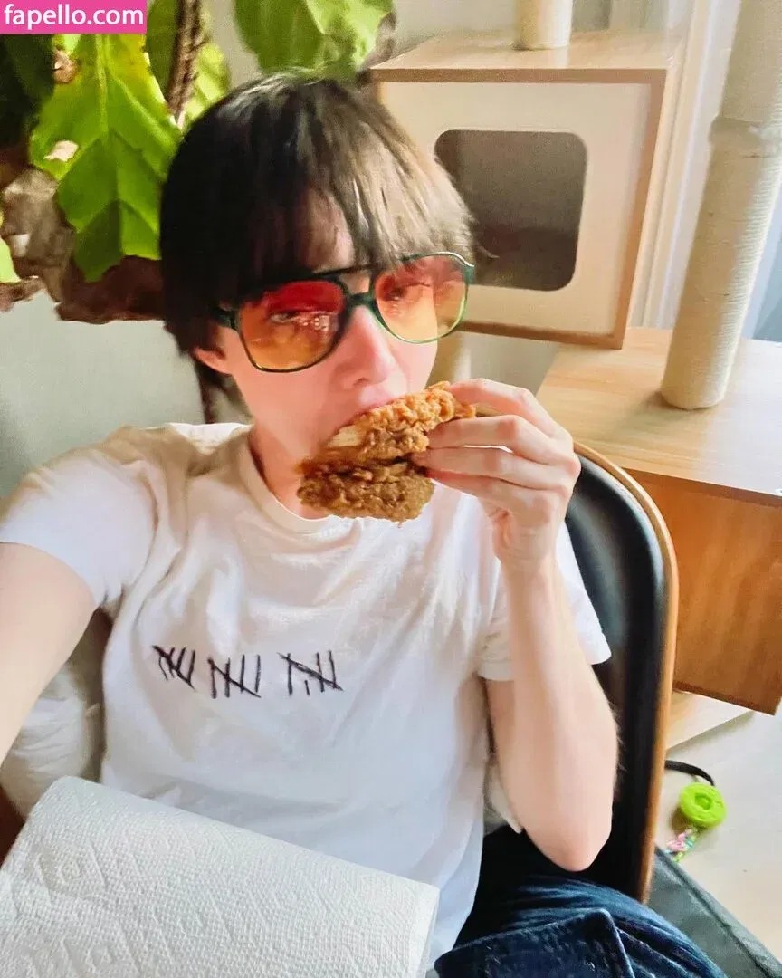 Emma Dumont Onlyfans Photo Gallery 