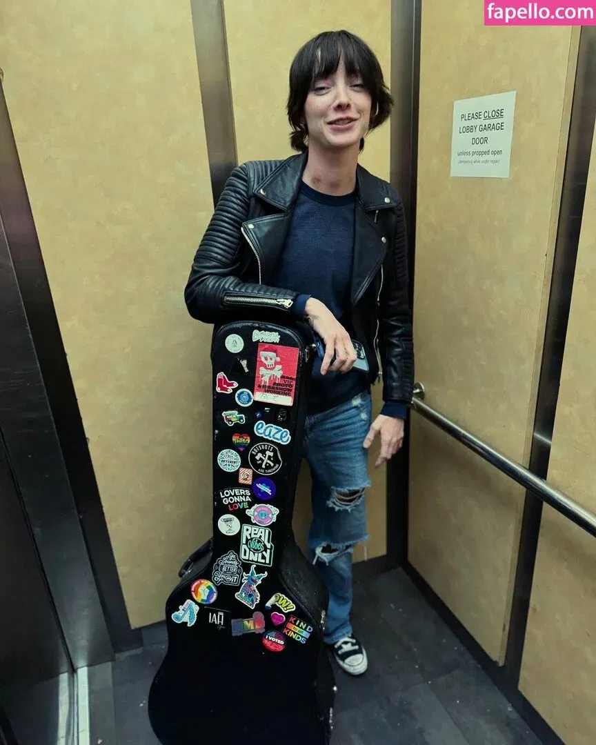 Emma Dumont Onlyfans Photo Gallery 