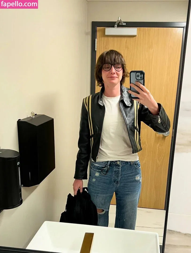 Emma Dumont Onlyfans Photo Gallery 