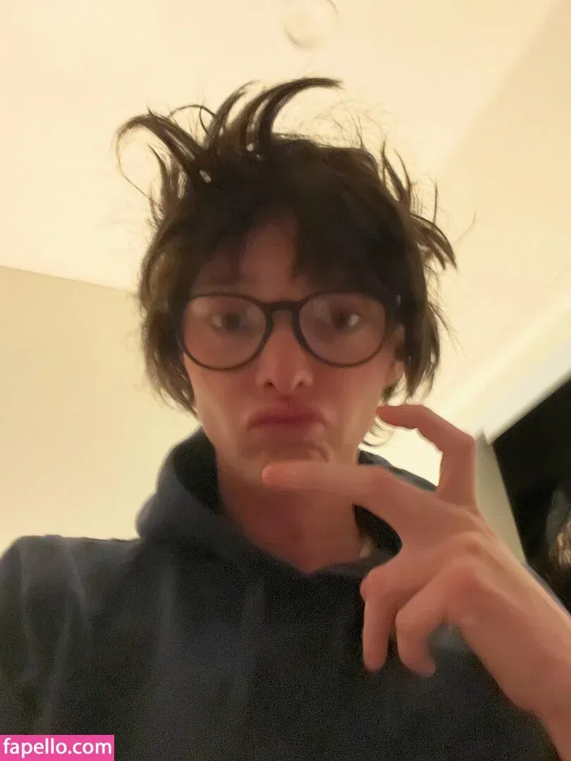 Emma Dumont Onlyfans Photo Gallery 