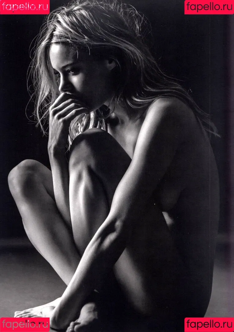 Camille Rowe Onlyfans Photo Gallery 