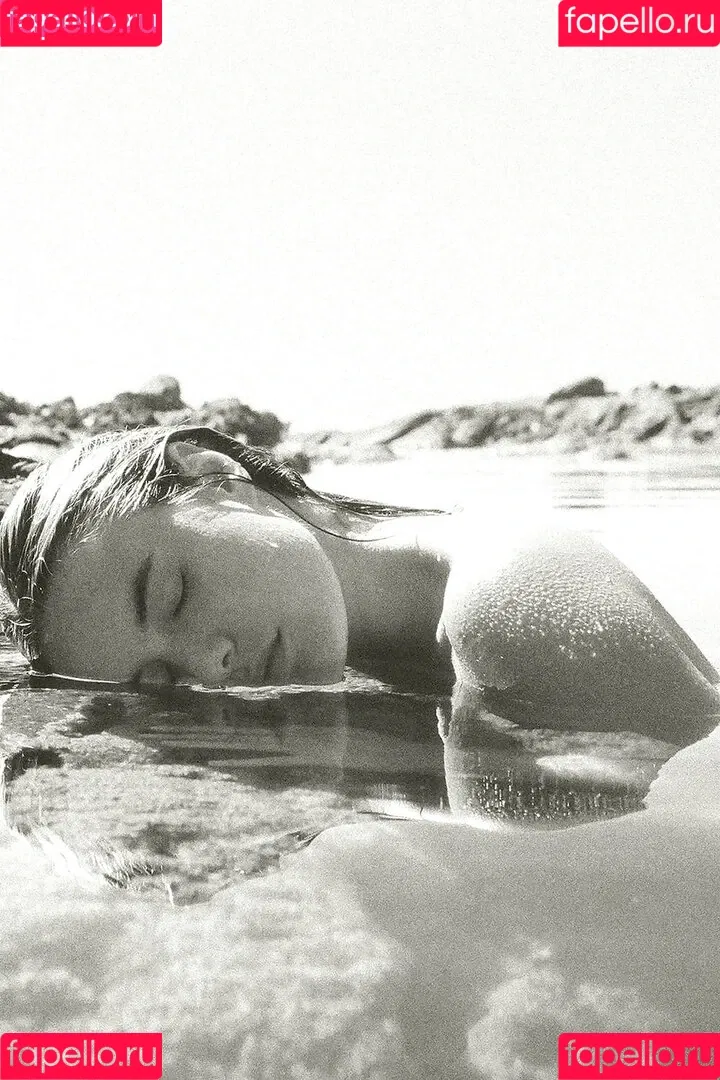 Camille Rowe Onlyfans Photo Gallery 