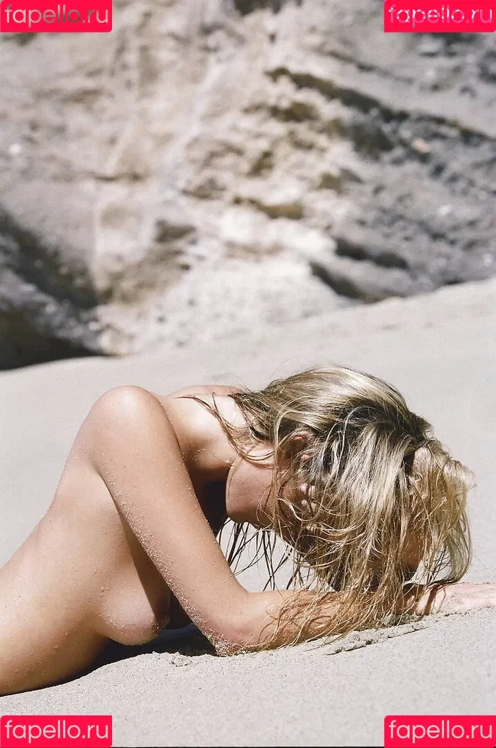 Camille Rowe Onlyfans Photo Gallery 