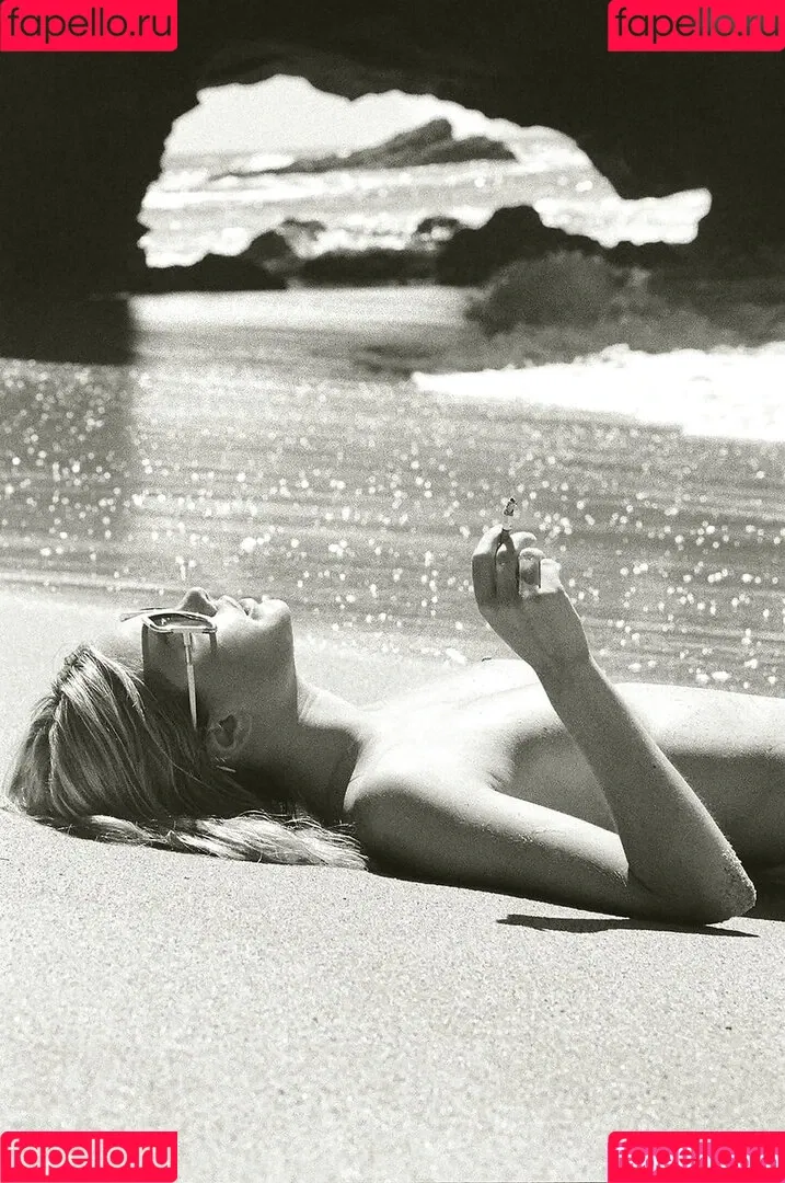 Camille Rowe Onlyfans Photo Gallery 