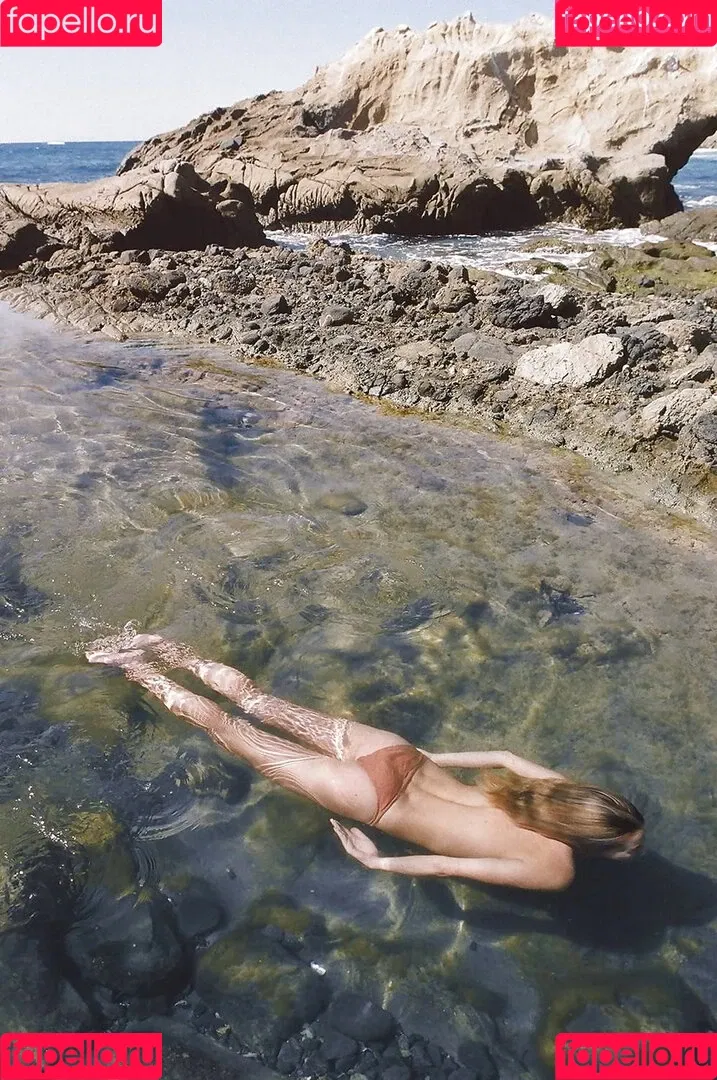 Camille Rowe Onlyfans Photo Gallery 