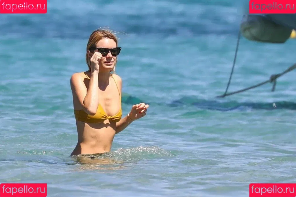 Camille Rowe Onlyfans Photo Gallery 