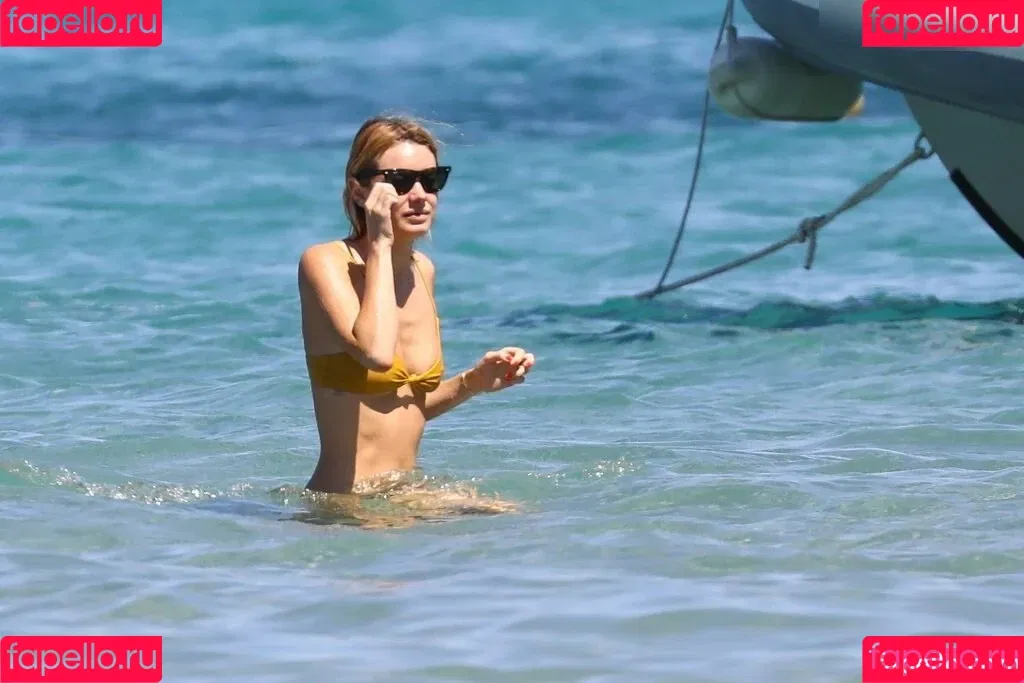 Camille Rowe Onlyfans Photo Gallery 