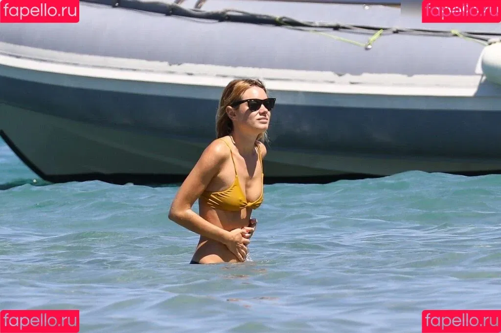Camille Rowe Onlyfans Photo Gallery 
