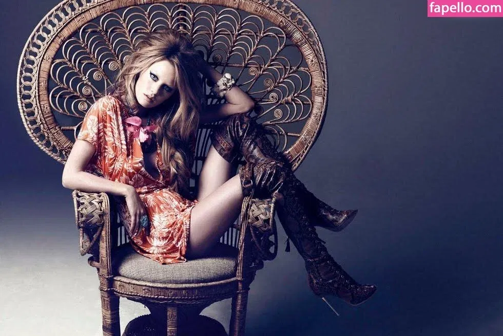 Camille Rowe Onlyfans Photo Gallery 