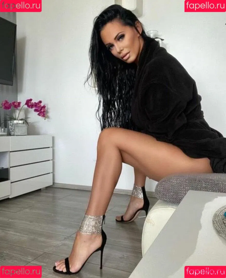 Onlyheni Onlyfans Photo Gallery 