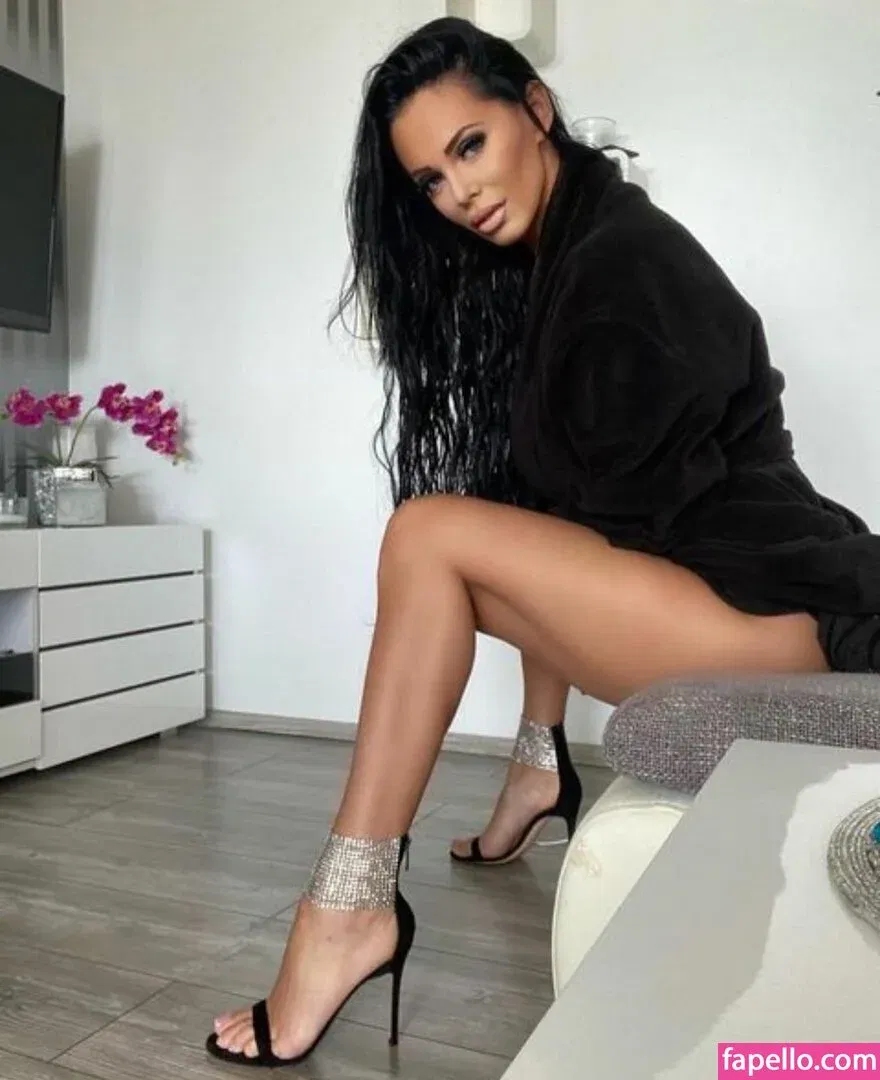 Onlyheni Onlyfans Photo Gallery 