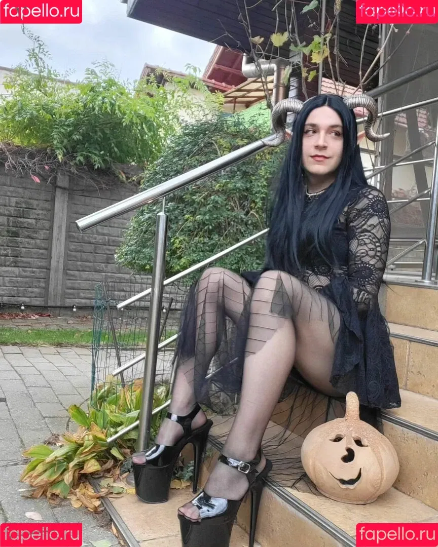 LindaaaX Onlyfans Photo Gallery 