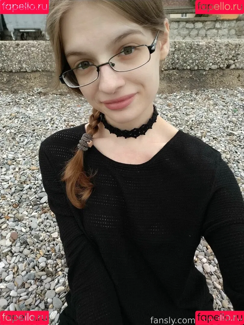 Lily_Slutty Onlyfans Photo Gallery 