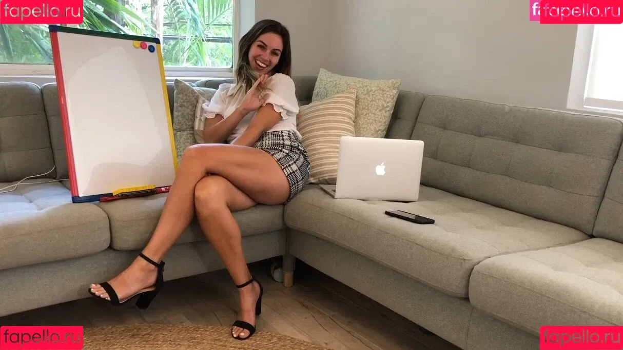 Miss Bell ASMR Onlyfans Photo Gallery 