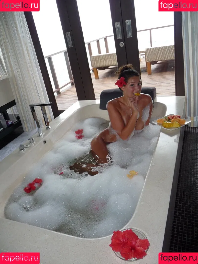 Laury Thilleman Onlyfans Photo Gallery 