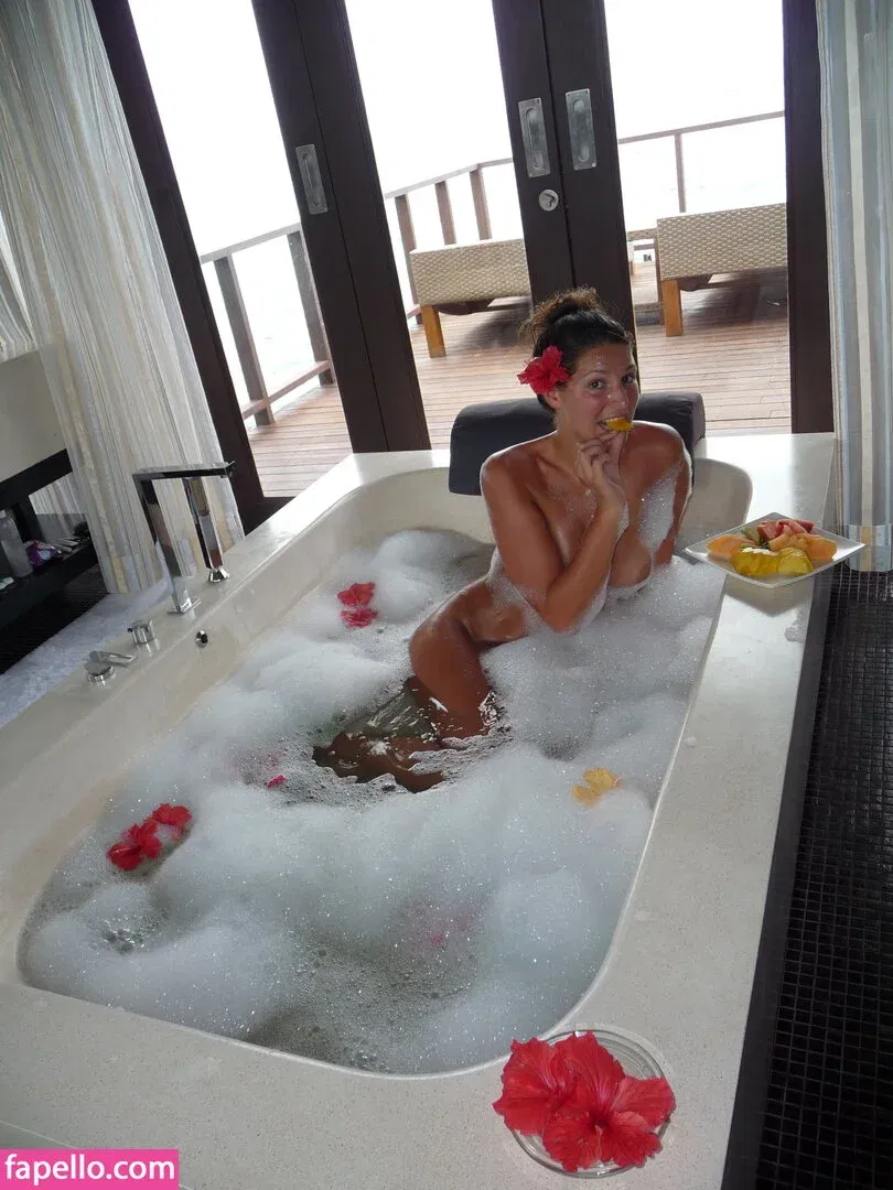 Laury Thilleman Onlyfans Photo Gallery 