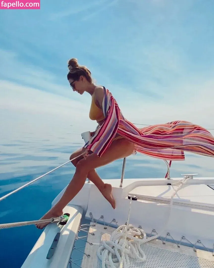 Laury Thilleman Onlyfans Photo Gallery 