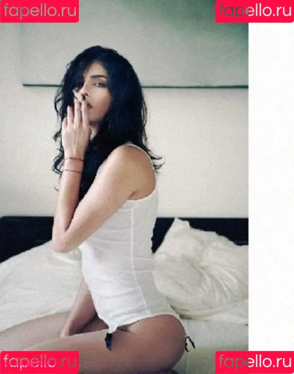 Shermine Shahrivar Onlyfans Photo Gallery 