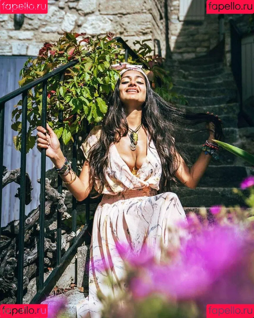 WanderingKamya Onlyfans Photo Gallery 