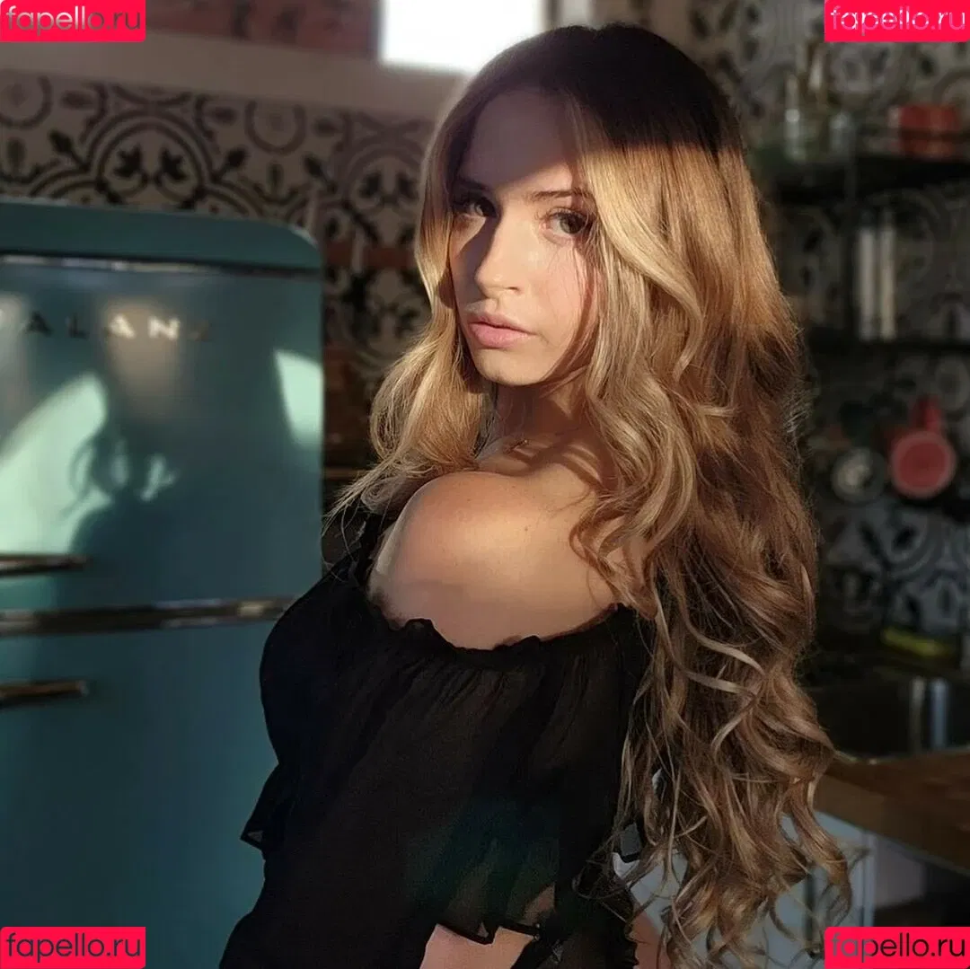 Gillian Aprils Onlyfans Photo Gallery 