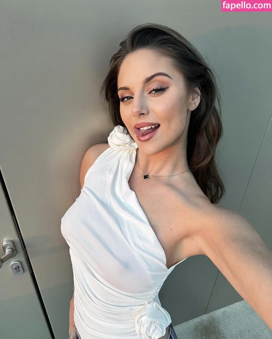 Carina Zavline Onlyfans Photo Gallery 