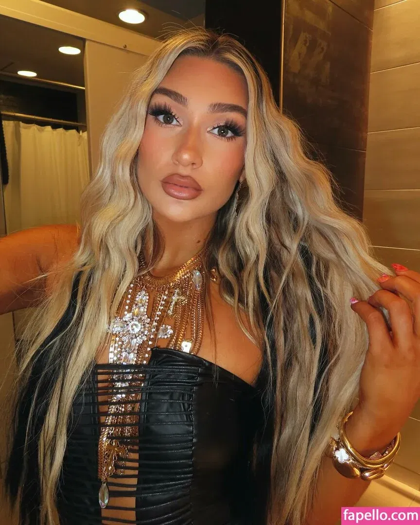 Izzi Dame Onlyfans Photo Gallery 