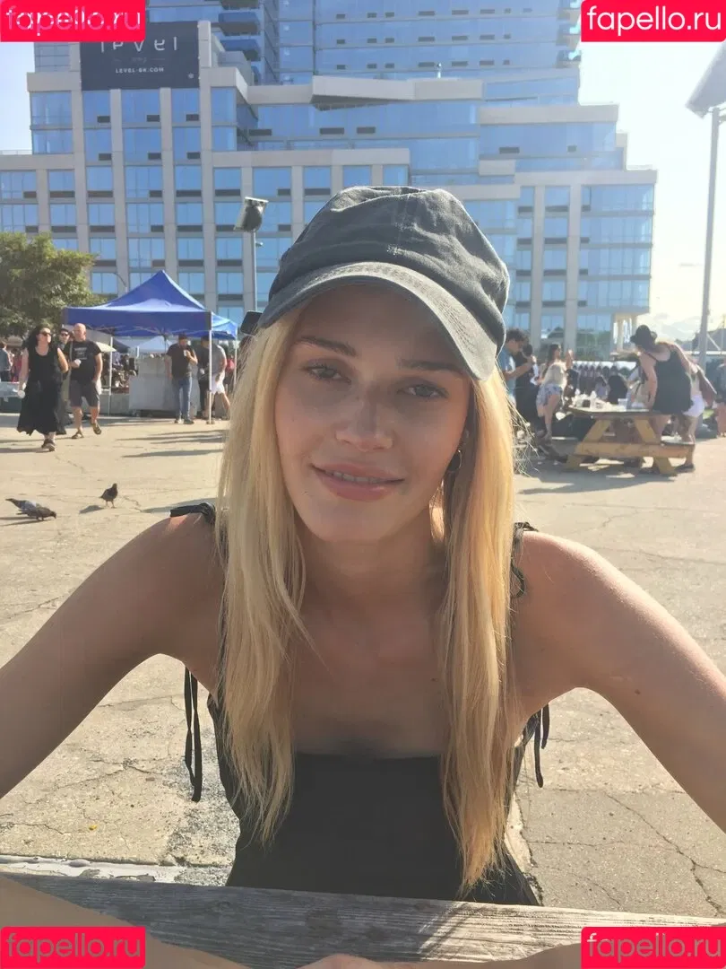 Noel Berry Onlyfans Photo Gallery 