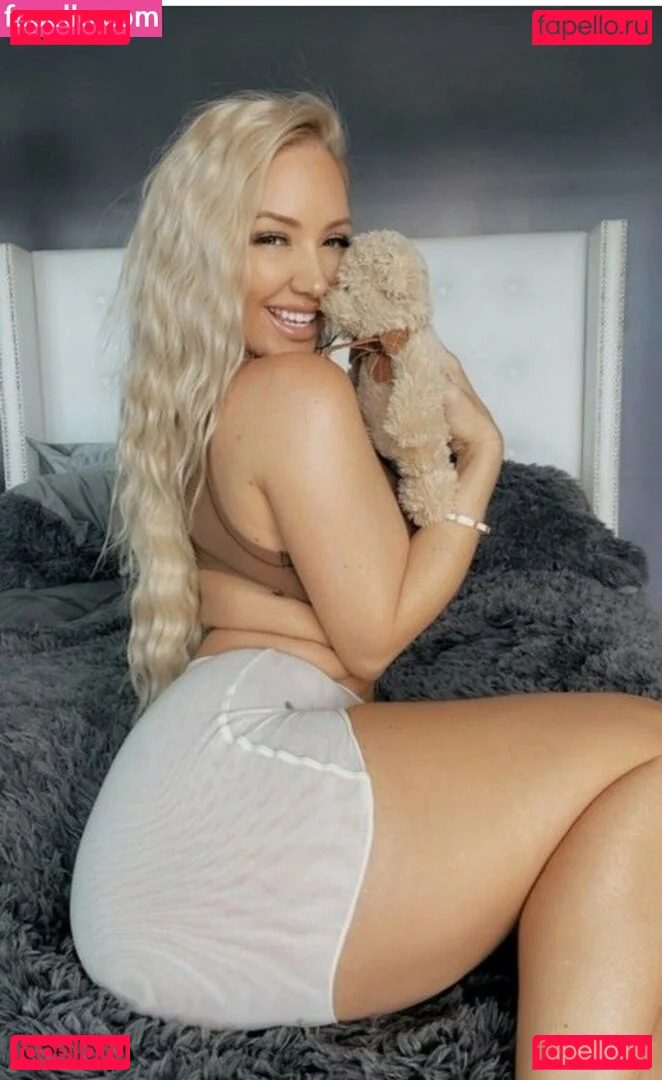 Molly Cavalli Onlyfans Photo Gallery 