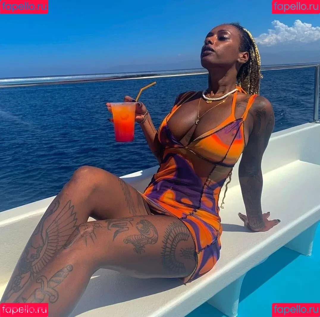 Nura Habib Omer Onlyfans Photo Gallery 