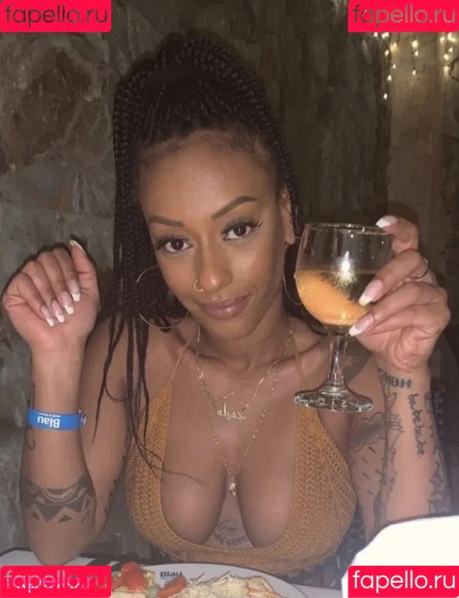 Nura Habib Omer Onlyfans Photo Gallery 
