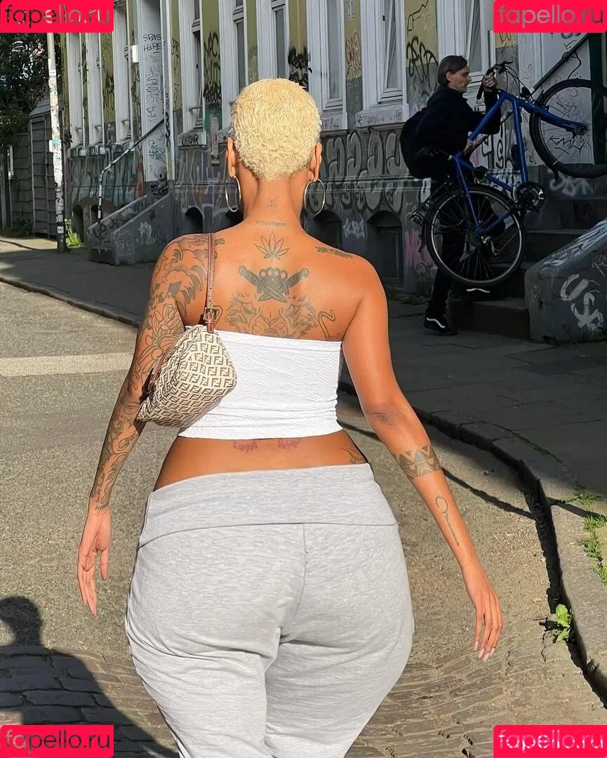 Nura Habib Omer Onlyfans Photo Gallery 