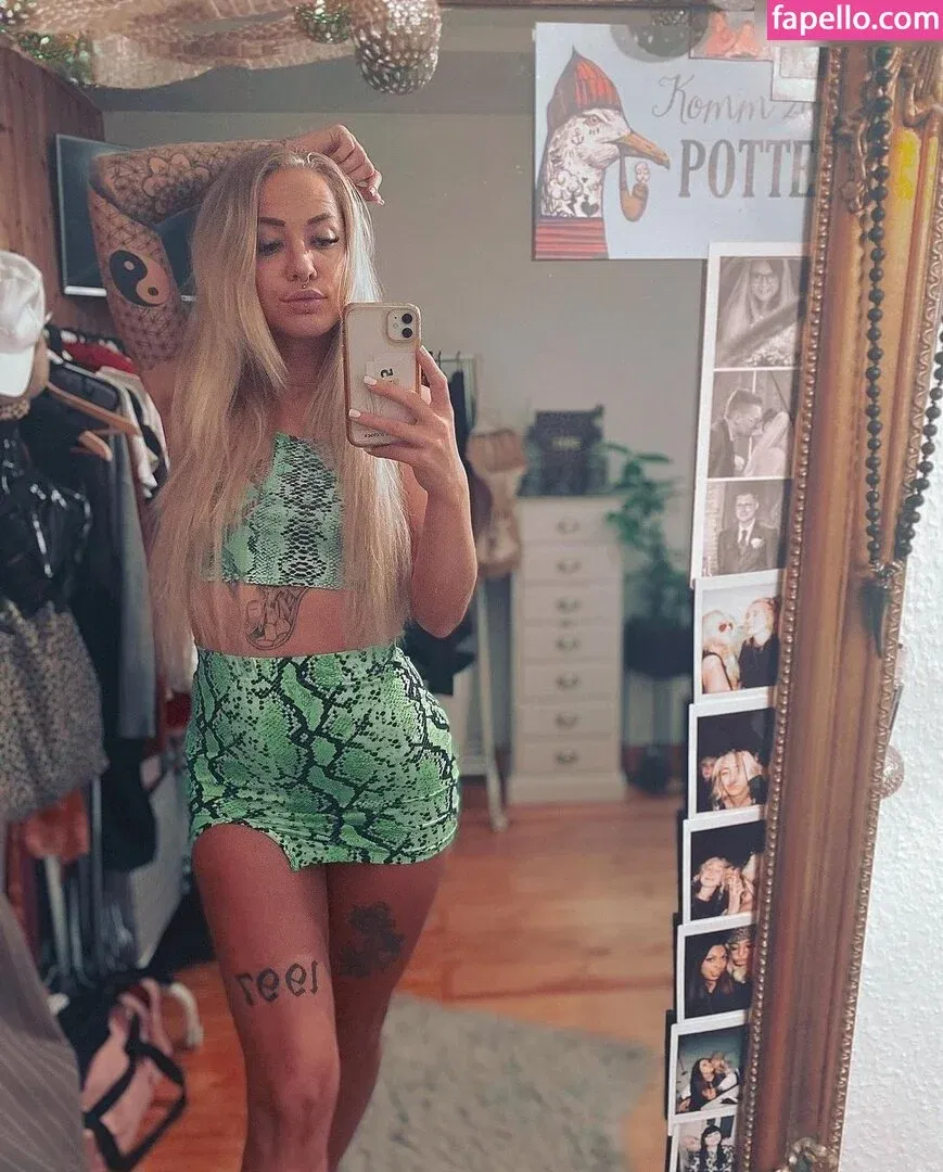 Vanessa | Vaaanesch Onlyfans Photo Gallery 