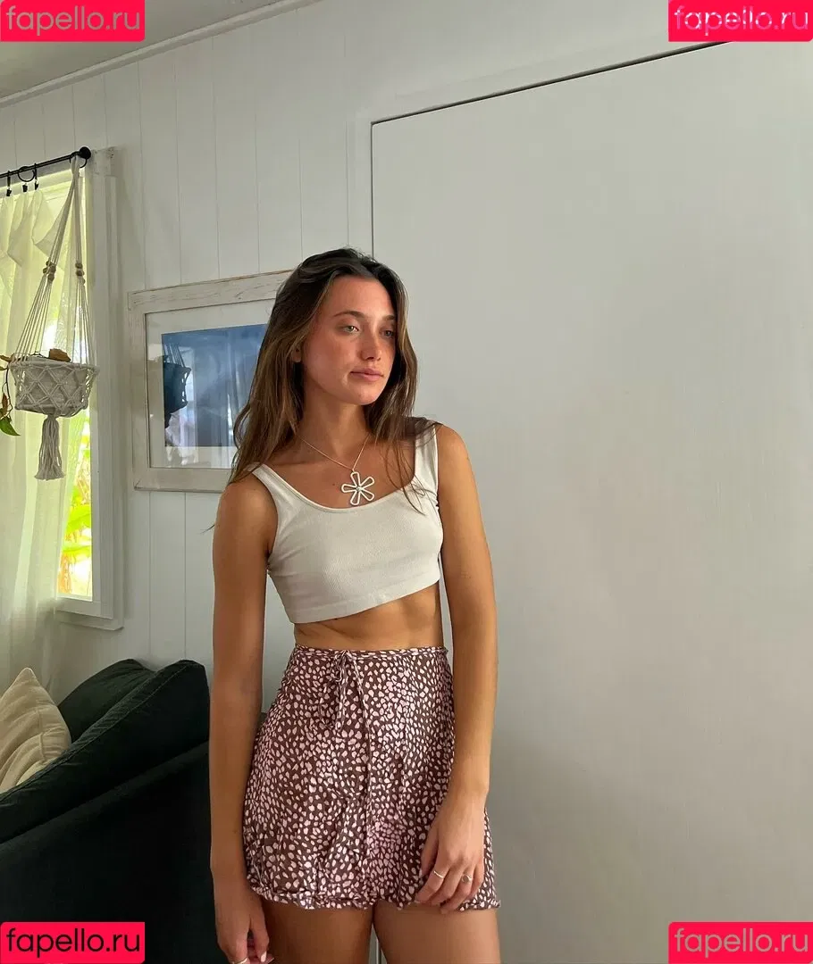 Hannah Meloche Onlyfans Photo Gallery 
