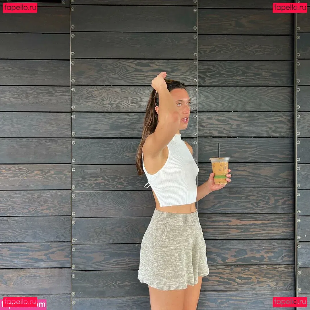 Hannah Meloche Onlyfans Photo Gallery 