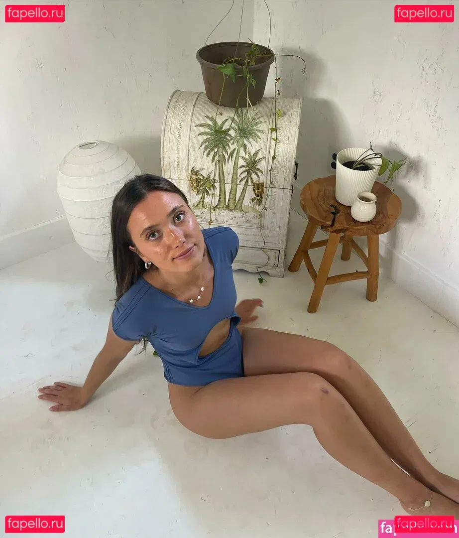 Hannah Meloche Onlyfans Photo Gallery 