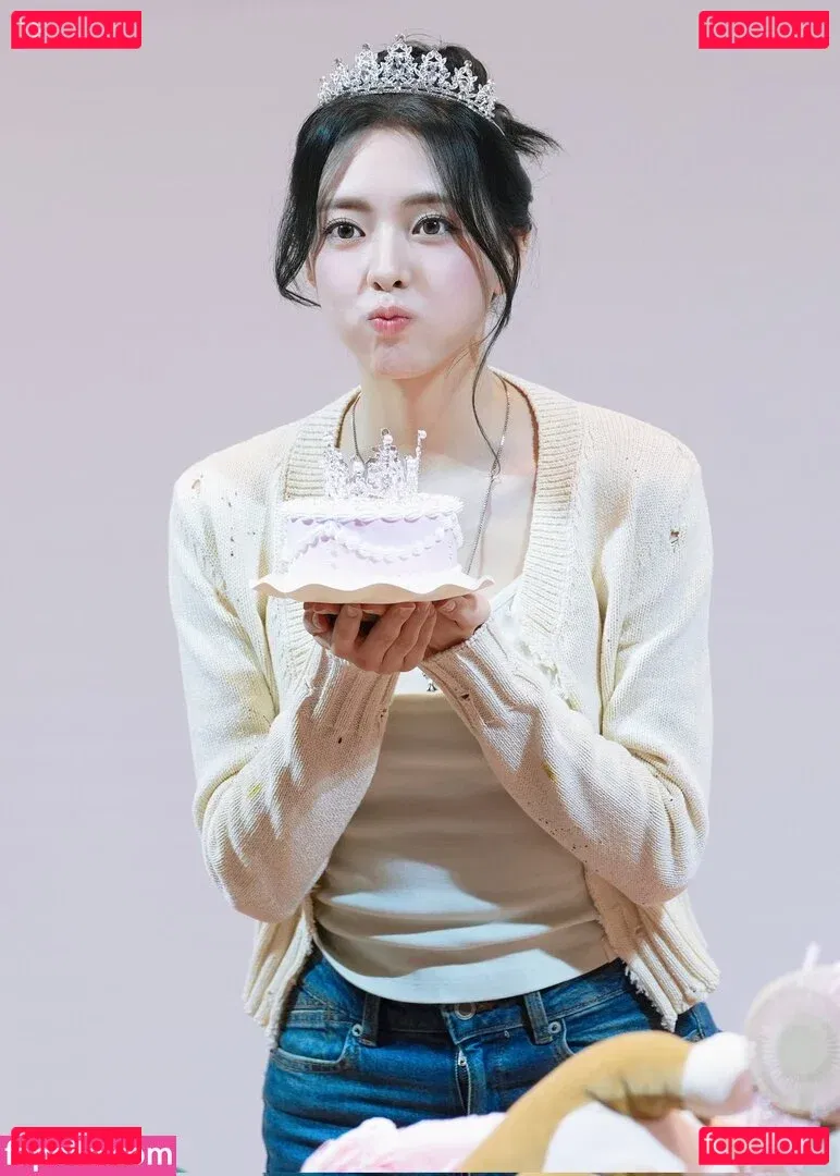 Yuna - ITZY (유나, Shin Yu Na) Onlyfans Photo Gallery 